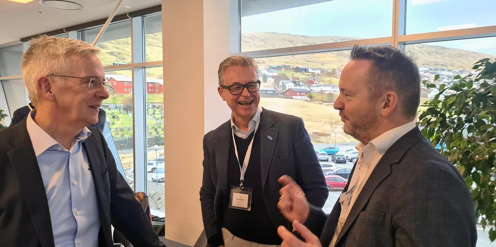 Samtaler om skatt og lakseoppdrett. F.v.: Bakkafrost-sjef Regin Jacobsen, tidligere fiskeriminister Odd Emil Ingebrigtsen (H) og Sjømat Norge-sjef Geir Ove Ystmark.