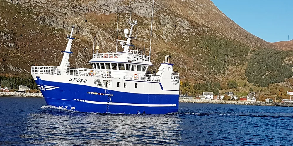 Autolinebåten «Grotle» fra Bremanger berget en fisker fra sjøen onsdag.
