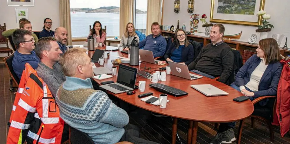 Fornybarklyngen Renergy under et møte med blant annet SinkabergHansen og NTE. Fra venstre: Hallgeir Pedersen Ragnar Sæternes, Vidar Fjær, John-Ove Sinkaberg fra SinkabergHansen. Håvard Lutdal fra NTE og Thomas Bjørndal fra Fornybarklyngen, Øystein Daniel Wisløff og Astrid Svarva fra NTE og Beate Skillingstad fra SinkabergHansen. Astrid Svarva og Erland Aarvik fra NTE, Hilde Næss fra Tensio, Jakob Krogsrud og Kristine Wormdal fra NTE.