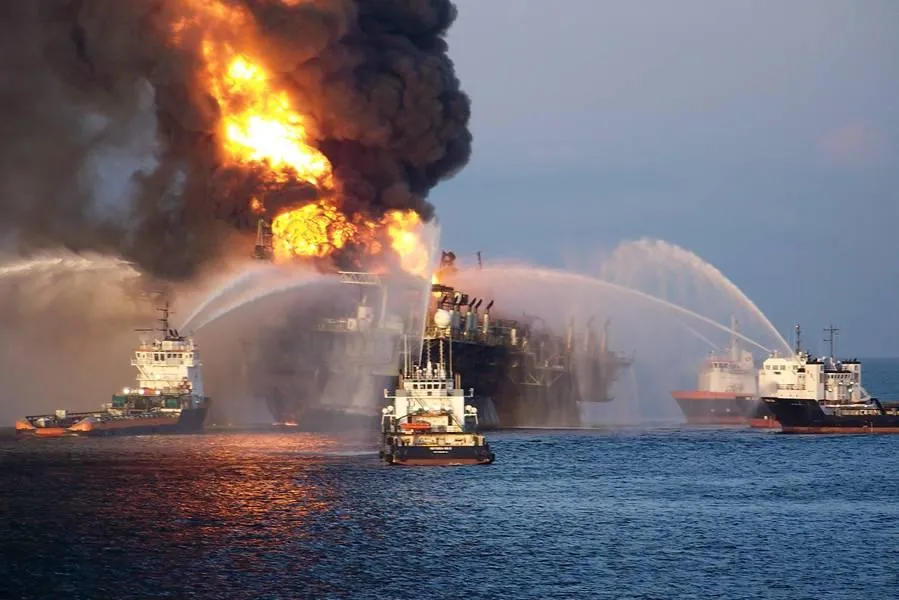 Schlumberger crew 'left rig hours before blast'