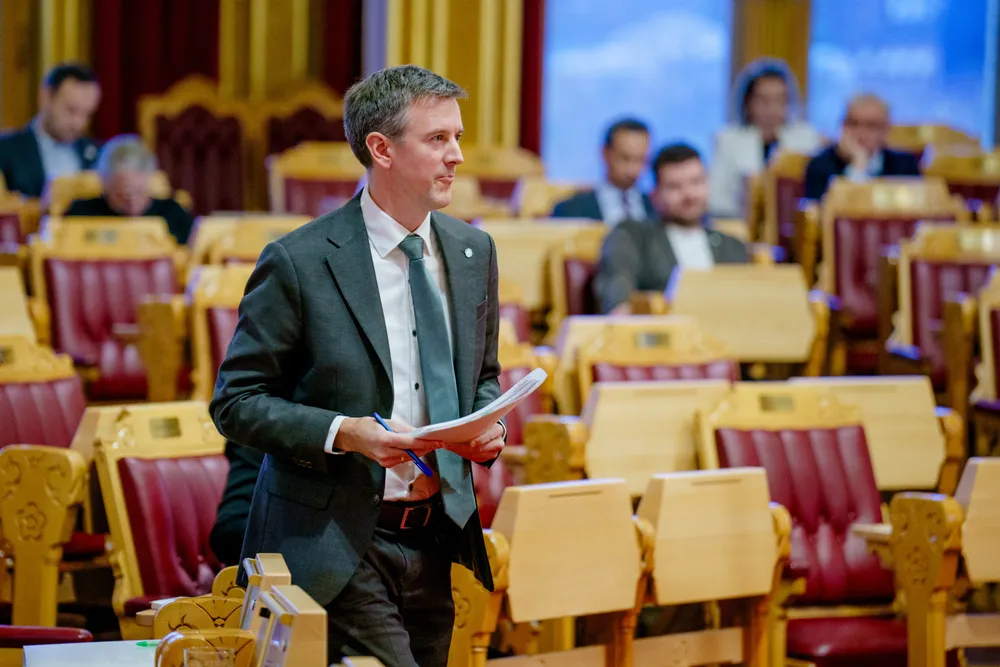 Kommunal- og distriktsminister Erling Sande (Sp) får kraftige advarsler om at kommunene ikke får nok penger til å utføre oppgavene de er pålagt.