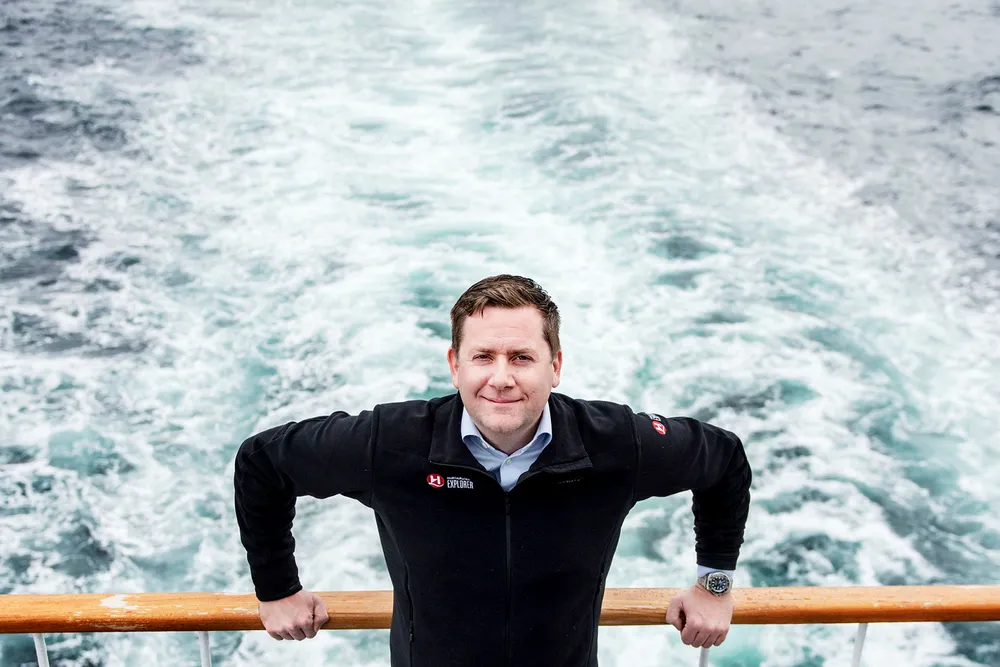 Toppsjef Daniel Skjeldam i Hurtigruten har større inntekter og overskudd fra seilingene langs kysten. Fremover er det nye ekspedisjonsskip som skal gi størst vekst, og det første skipet skal leveres i mai neste år – ni måneder forsinket.