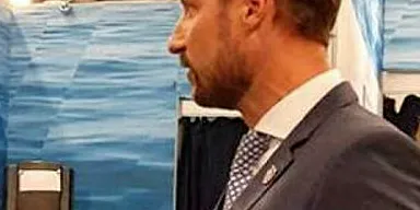 HKM Kronprins Haakon tok seg tid til å snakke med akvakulturelevene fra Nord-Troms vgs under sitt besøk på Aqua Nor.