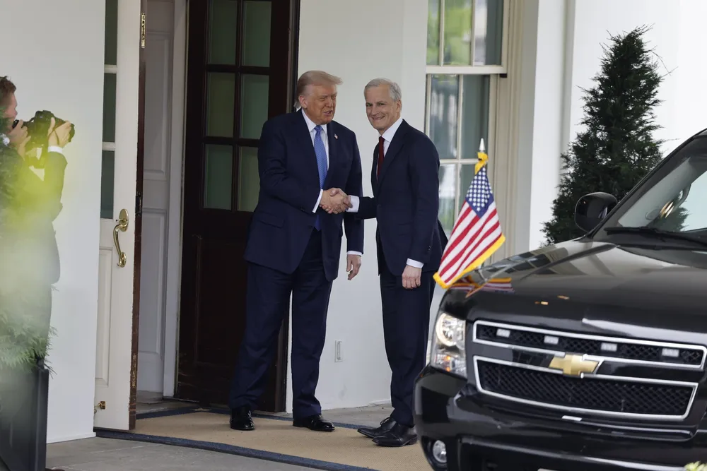 Jonas Gahr Støre blir ønsket velkommen av president Donald Trump på vei inn i Det hvite hus torsdag.