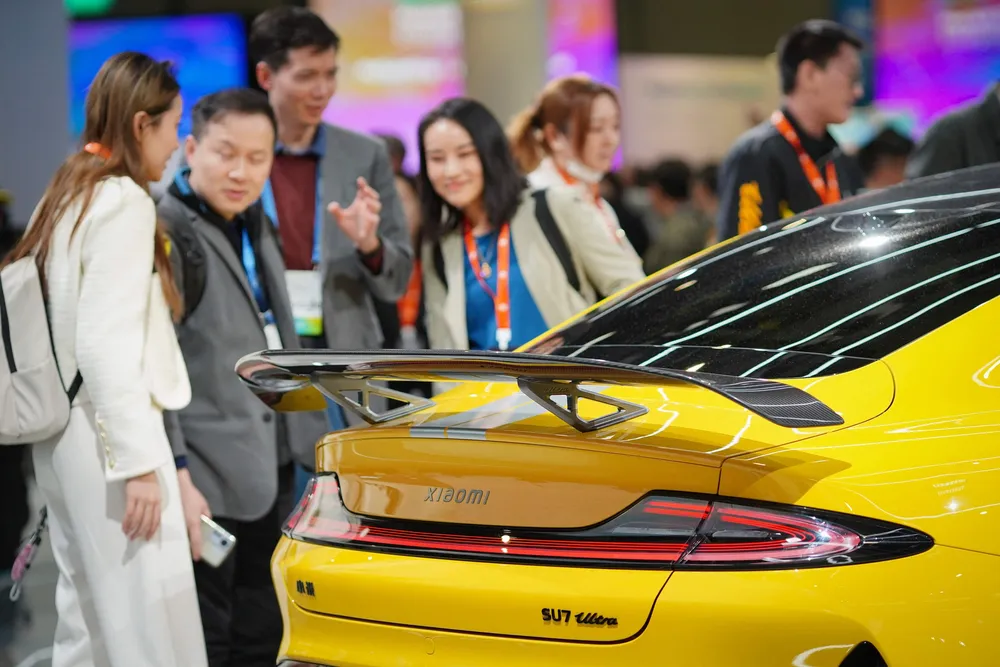 Det kinesiske teknologiselskapet Xiaomi leverte sitt sterkeste kvartal noensinne. Smarttelefoner og elektronikk sørger for overskudd. Bilsatsingen går fortsatt med et lite underskudd. Her fra lanseringen av suv-modellen tidligere i år i Barcelona.