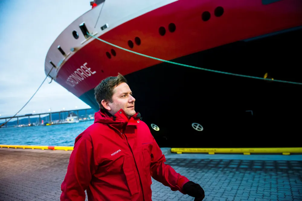 Hurtigrutens konsernsjef Daniel Skjeldam kan endelig vise frem overskudd, og det er en milepæl på veien mot mulig børsnotering eller salg av rederiet. Han sier det ikke er umiddelbare planer om det. Her fra Tromsø havn.