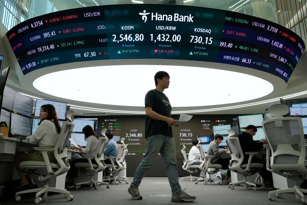 Det er en bred oppgang ved Asia-børsene fredag. Her fra KEB Hana Banks hovedkontor i Seoul, Sør-Korea