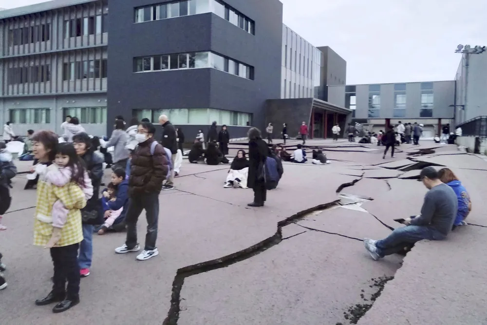 Det har dannet seg store sprekker i bakken i Wajima etter jordskjelvet første nyttårsdag. Folk ble bedt om å ta seg opp i høyden i frykt for en tsunami.