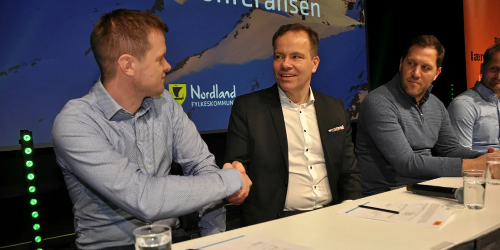 Mowis Ørjan Tveiten tar fylkesrådsleder Tomas Norvoll i handa, mens Mowis Jan Erik Kvingedal bivåner begivenheten.