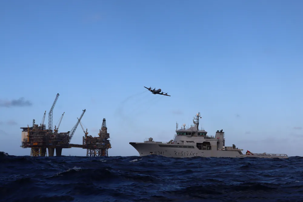 Forsvarets maritime patruljefly P3 Orion og kystvaktfartøyet KV Bergen ute ved Osebergfeltet i Nordsjøen. Forsvaret har økt tilstedeværelse og synlighet på norsk sokkel med patruljer og tilstedeværelse med soldater, fartøy, fly og sensorer på overflaten, i luften, på land og under vann.