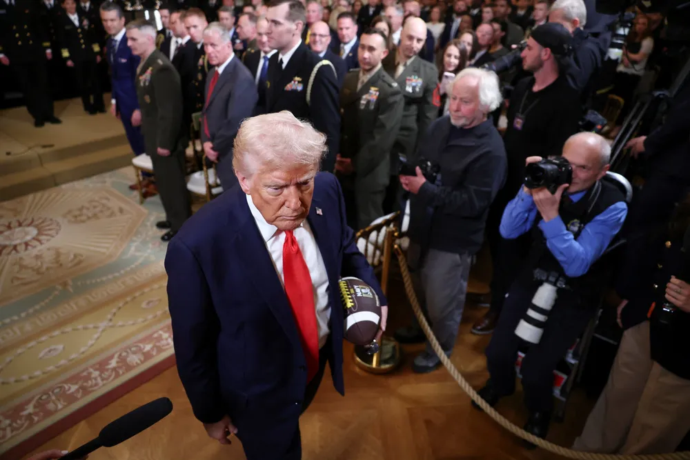 Mandag argumenterte USAs president Donald Trump for forebyggende rentekutt. Forrige uke delte presidenten ut et trofe til fotballaget til den amerikanske marinen. I den anledning gikk han rundt med en fotball i hånden.