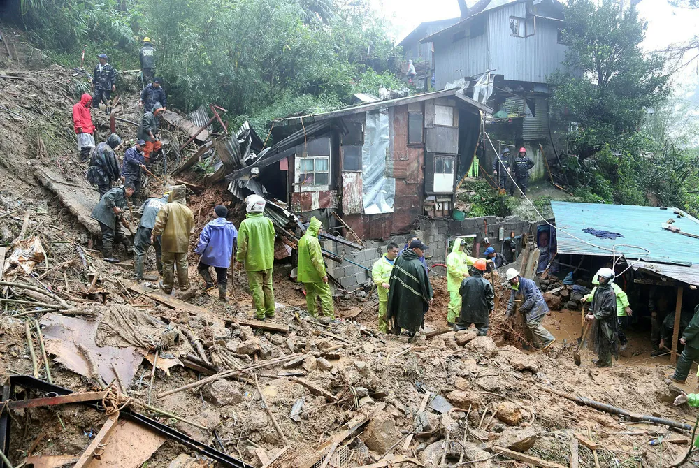 Redningsarbeidere leter etter folk begravet i jordskred etter tyfonens Mangkhuts herjinger på Filippinene.