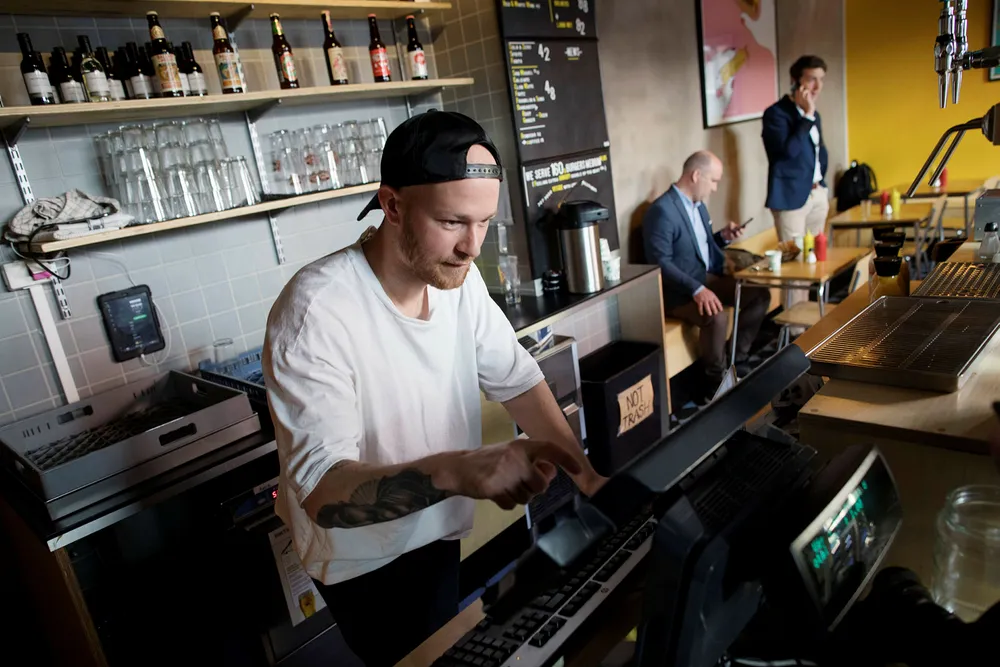 Vipps har raskt gått fra å være en løsning fra én bank til en felles front for norske banker i møte med trusselen fra utenlandske giganter som Amazon og Facebook. Munchies på Grünerløkka bruker VippsGo. Her driftssjef Dennis Ejnebrand på Munchies. Foto: Øyvind Elvsborg