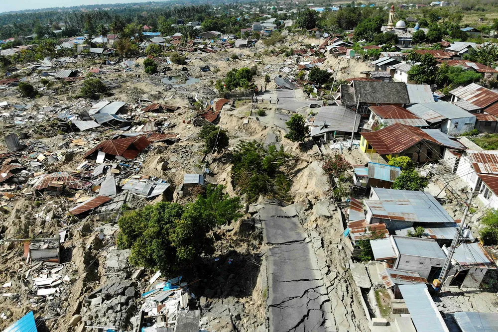 Enorme ødeleggelser etter det første jordskjelvet på Sulawesi. Nå har et nytt jordskjelv rammet øya Sumba.