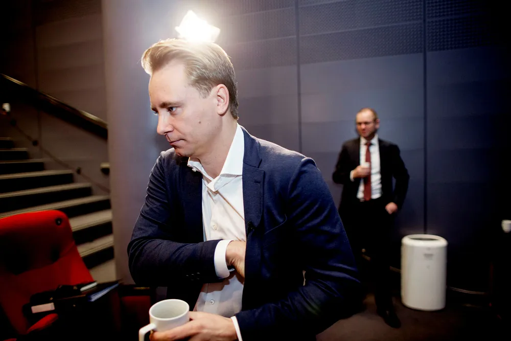 Kristian Monsen Røkke må møte som vitne i rettssaken mot torpedoen Jan Erik «Jannik» Iversen som er tiltalt for grov utpressing Monsen Røkkes far Kjell Inge Røkke.