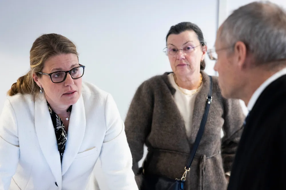 I tingretten fikk saksøkerne, her representert ved Cathrine Løvenskiold Wilhelmsen og moren Helen Juell, kraftig kritikk av dommeren. Nå har de bestemt seg for å anke dommen. Her i samtale med deres advokat Nils-Henrik Petterson.