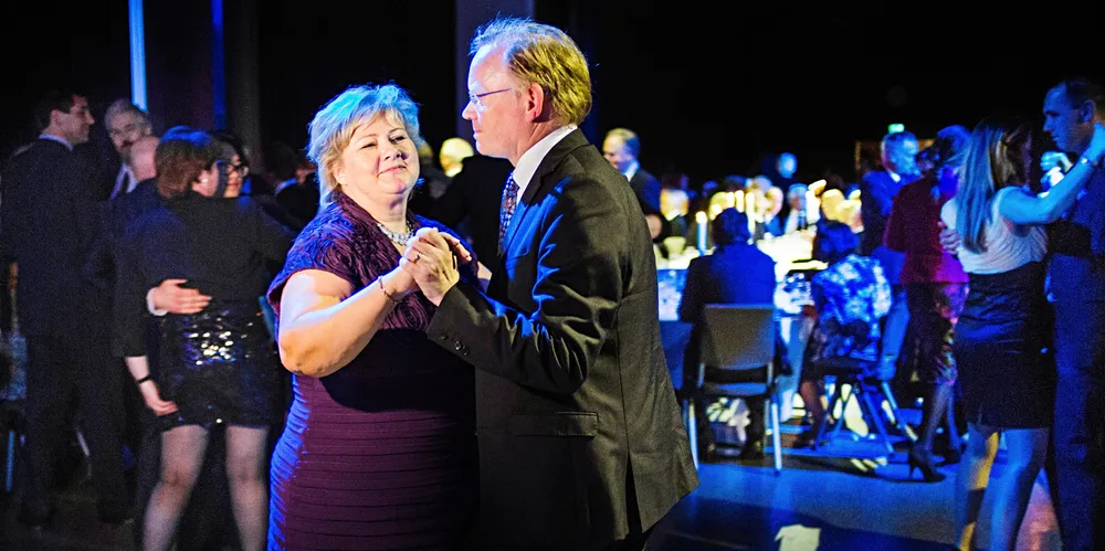 Til tonene av det lokale dansebandet Trinity danset avtroppende statsminister Erna Solberg og mannen Sindre Finnes seg inn i kystfolkets hjerter. Det folkelige og jordnære er noe fiskerne og oppdretterne har satt pris på.