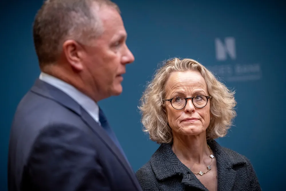 I år bør Oljefondet stemme for utslippskutt i Shell, skriver kronikkforfatteren. Nicolai Tangen, leder, og Carine Smith Ihenacho, eierskapsdirektør, begge i Nbim, som forvalter fondet.