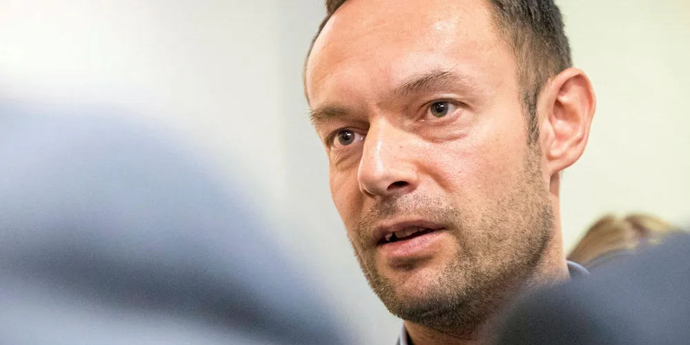 STILLER SPØRSMÅL: Stortingsrepresentant Torgeir Knag Fylkesnes (SV) Fylkesnes har sendt Sivertsen to skriftlige spørsmål etter det kom frem at ministeren har hevet både etterlønn og dobbeltlønn som ordfører og statssekretær.