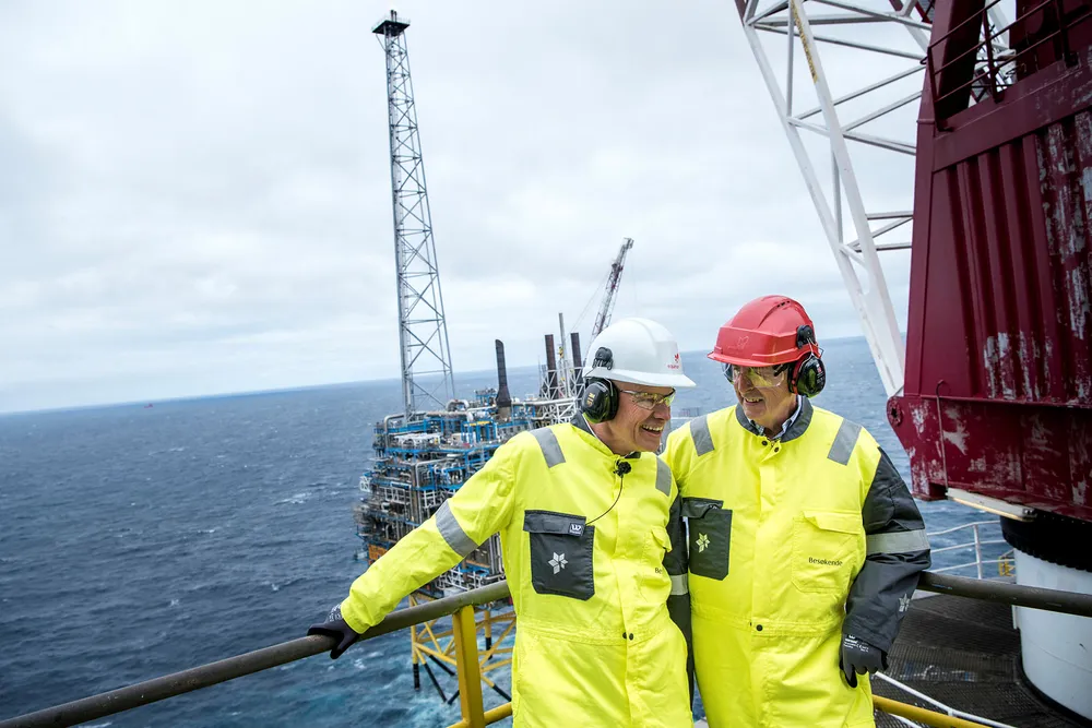 Konserndirektør Arne Sigve Nylund (til venstre) i Equinor snakker med Sandnes-ordfører Stanley Wirak ombord på plattformen «Sleipner». Foto: Tommy Ellingsen