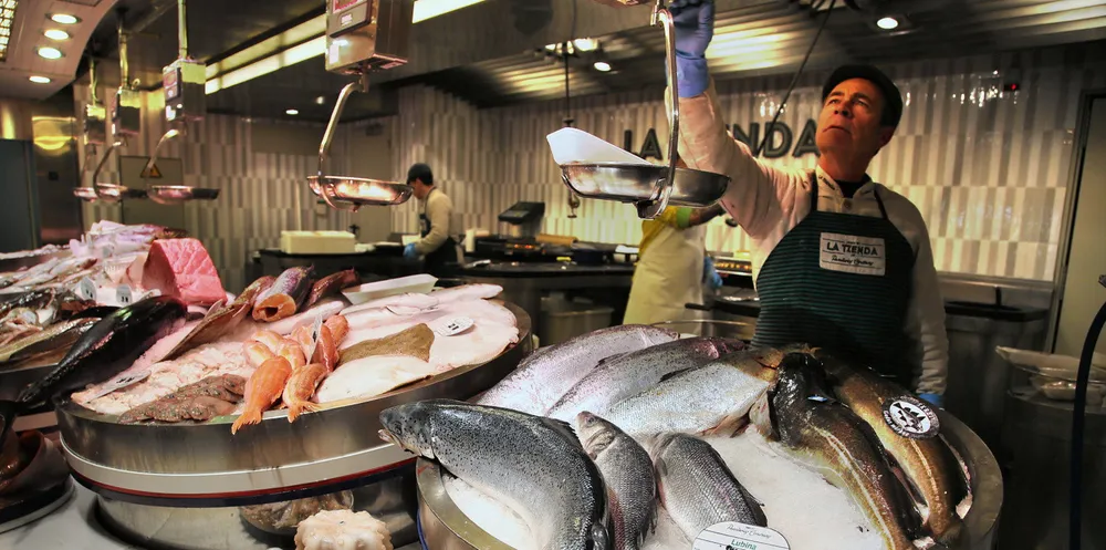 Eksportprisveksten er i all hovudsak eit resultat av svekka norsk krone, og generell inflasjonsutvikling snarare enn at me ser ei reell prisstigning for våre viktigaste fiskeslag. Bildet syner norsk skrei i marknaden.