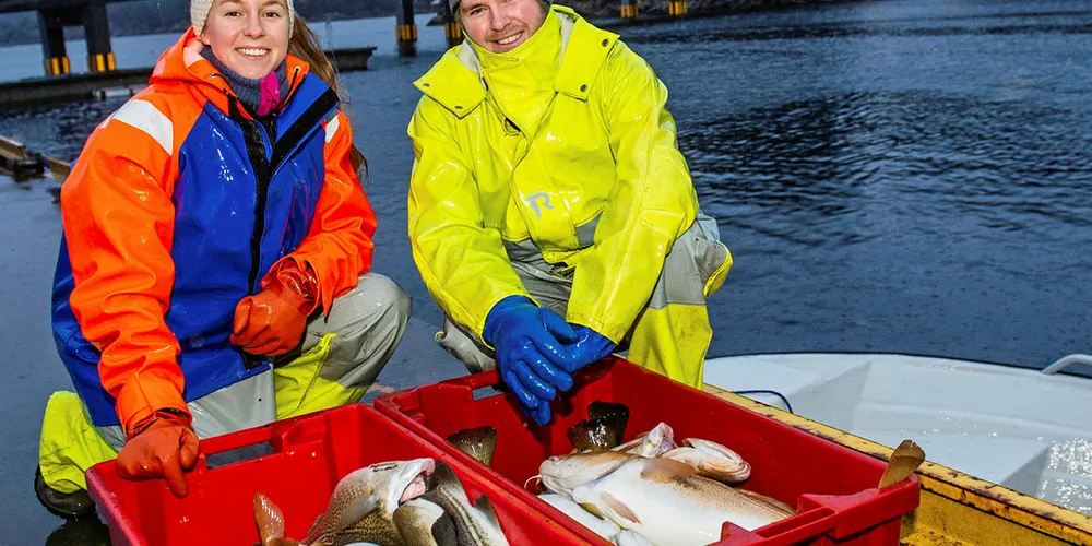 TVILLINGER PÅ TUR: Henrik Lunde er fisker og tvillingsøster Cecilie var med på fisketuren lille julaften. Dagen før dagen ble det ingen fangst, men Henrik kunne levere 83 kilo torsk fra fisket i dagene før jul.