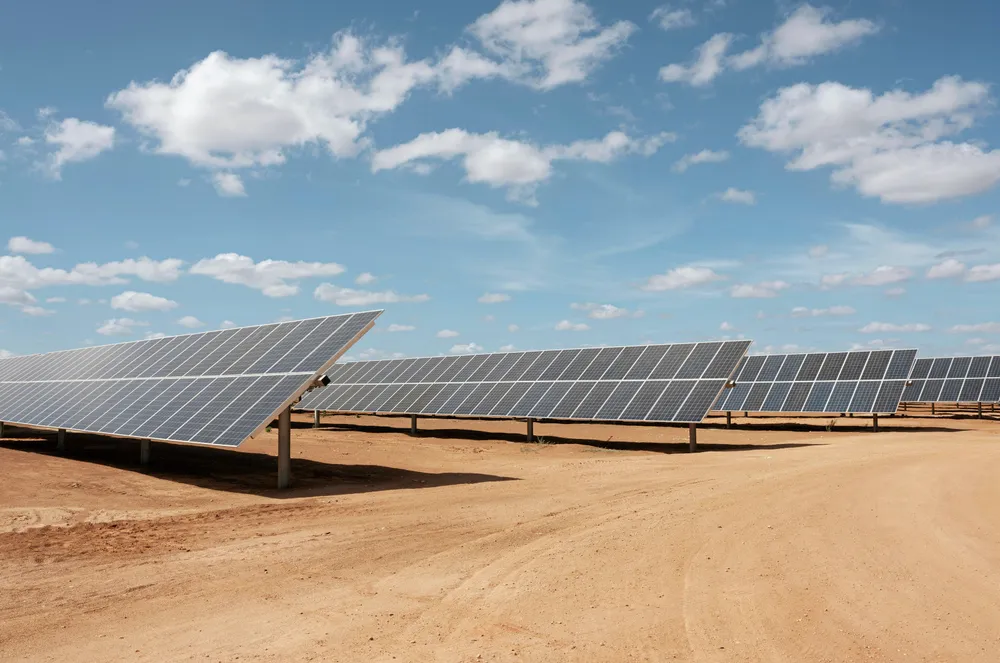 Solcellepanel ved Equinor sitt anlegg Apodi i Brasil. Nå investerer selskapet i anlegg nummer to, som ikke bare skal gå til husholdningsstrøm.