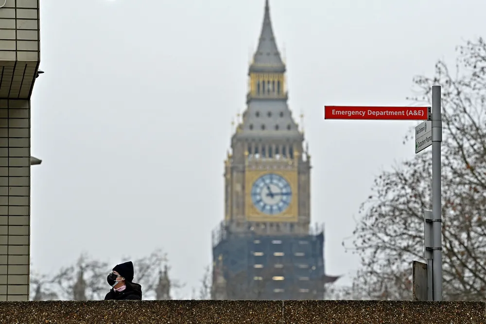 Inngangen til St. Thomas hospital i London. Fraværet blant helsepersonell i Storbritannia er tredoblet under den siste pandemibølgen.