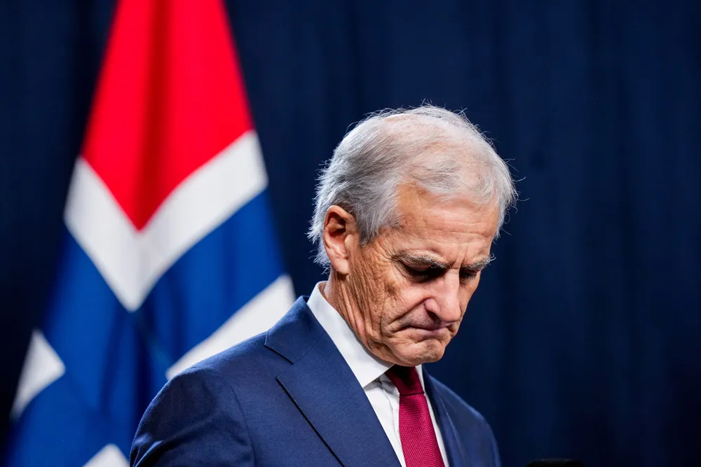Statsminister Jonas Gahr Støre må kjempe for å forsvare sin posisjon i Arbeiderpartiet. Flere stemmer innad i partiet vil skifte ut den sittende statsministeren.