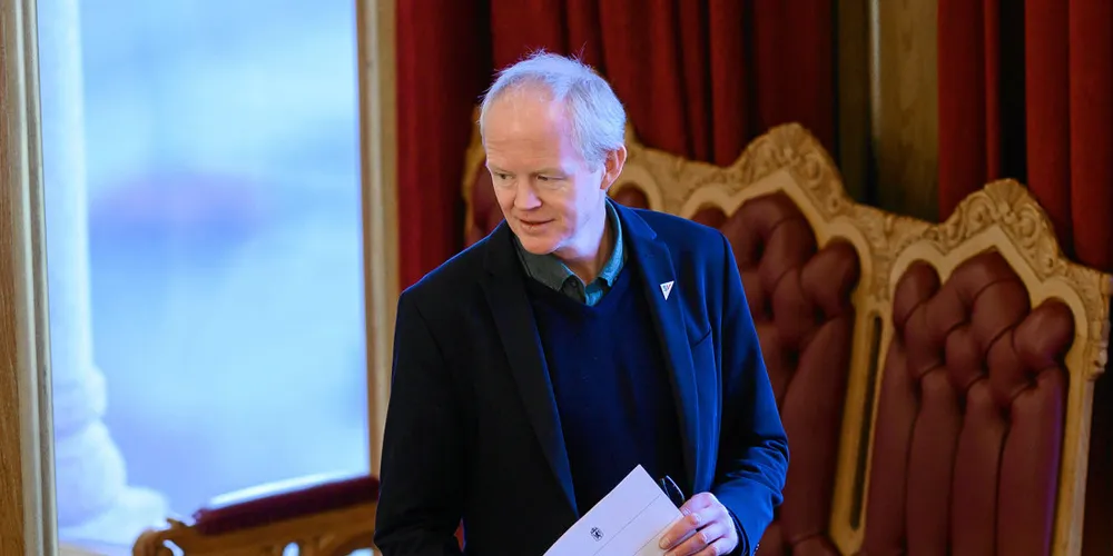 SVs Lars Haltbrekken ber Jonas Gahr Støre møte i Stortinget.