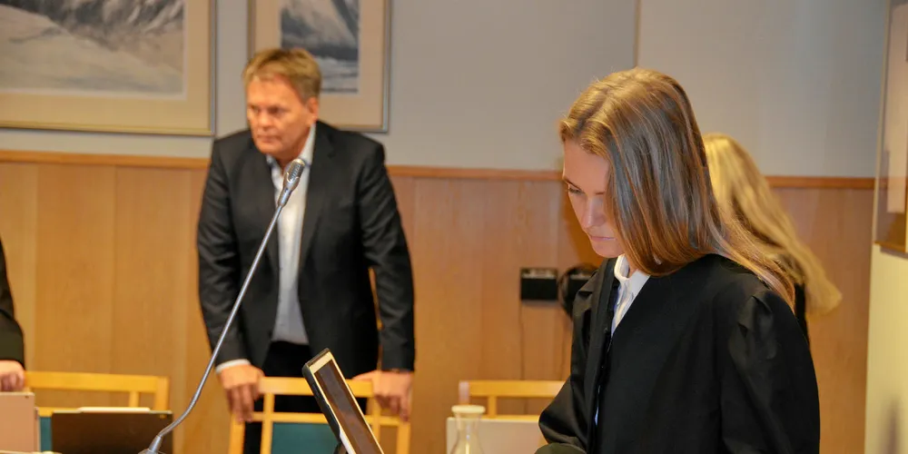 Stig Remøy i Rimfrost er fornøyd med at Aker Biomarine legger patentstriden død. Her fra rettssaken mot Aker Biomarine i Volda med Aker Biomarines advokat Lene Eilertsen Nygård i forgrunnen.