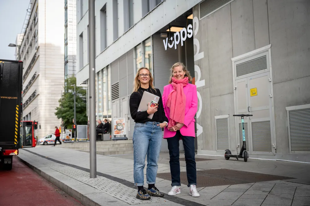 Elisabeth Haug, (til venstre), tidligere sjef for Vipps Mobil og Berit Svendsen, leder for Vipps' internasjonale satsing. Bildet er fra 2020 da Vipps Mobil ble lansert.