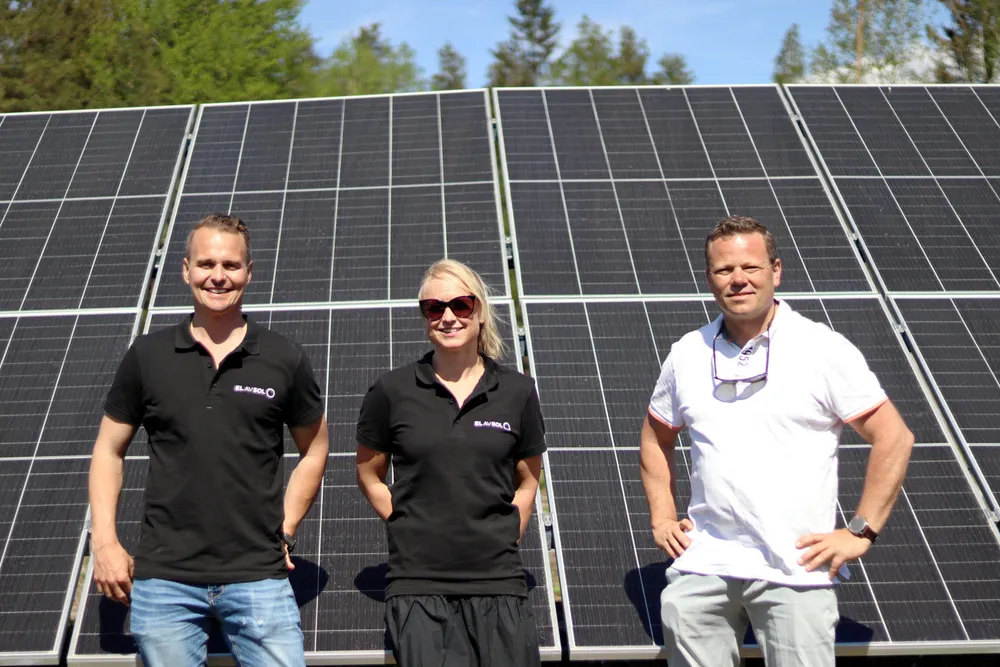 Fra venstre: Salgs- og markedsansvarlig i El av Sol, Michael Haug, daglig leder i El av Sol Norge, Charlotte Asskildt og grunneier Per Anders Buer.