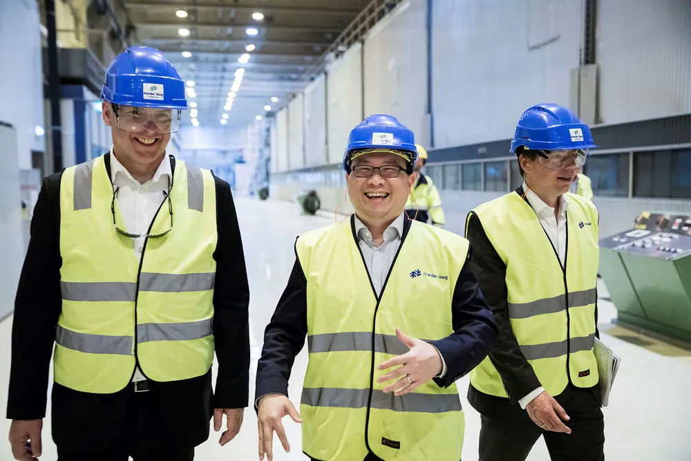 John Chiang fra fondet Oceanwood (i midten) og Norske Skogs konsernsjef Sven Ombudstvedt (til venstre) er klare til å ta Norske Skog på børs. Selskapet indikerer en verdi på mellom 2,9 og 3,7 milliarder kroner. Til høyre er konserndirektør for selskapsstrategi, Lars P. S. Sperre. Her er de sammen under en omvisning på Saugbrugs fabrikken i Halden. John Chiang er også styreleder i Norske Skog.