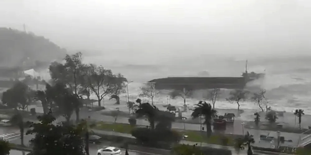 The 3,180-dwt general cargo ship Pallada (built 1968) breaks in two after smashing on the Eregli shore in Turkey.