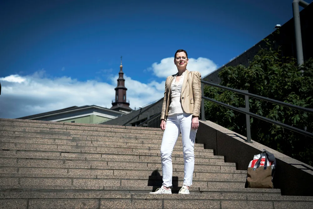 Direktør Mari Velsand i Medietilsynet er bekymret for at fm-sendinger i Oslo vil forpurre omleggingen til dab.