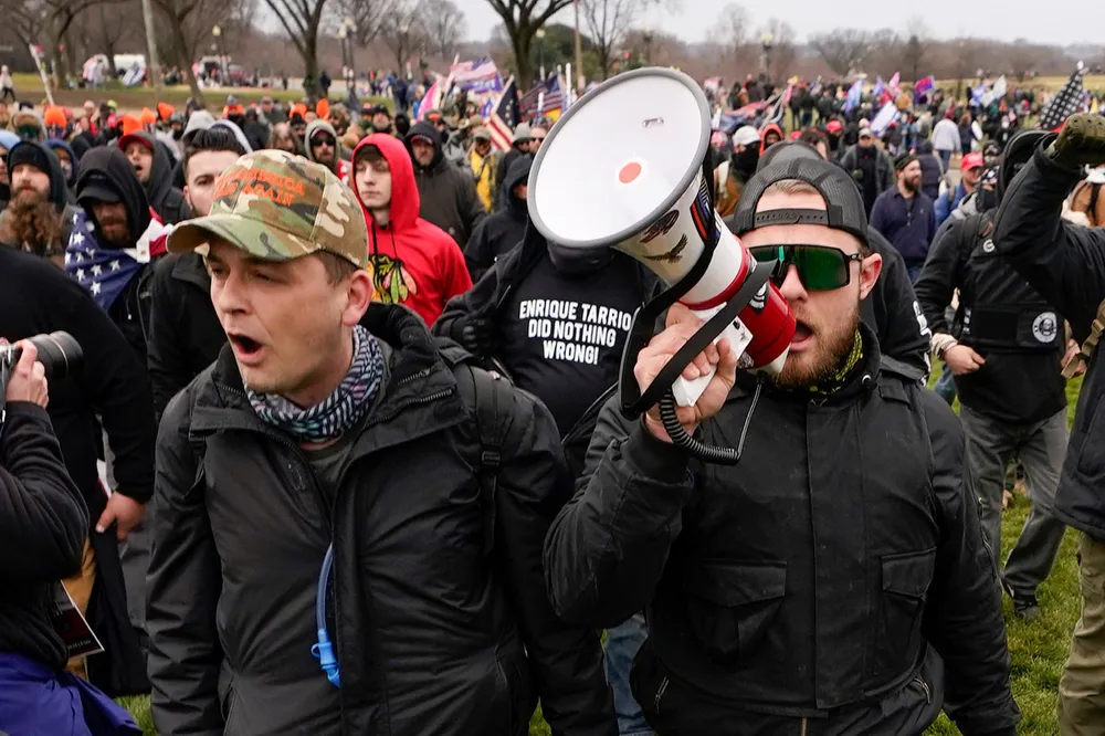 Den høyreekstreme gruppen Proud Boys leder an foran stormingen av Kongressen 6. januar. President Ronald Reagan la grunnlaget for at en stor del av befolkningen i dag tror at staten er problemet, skriver artikkelforfatteren.