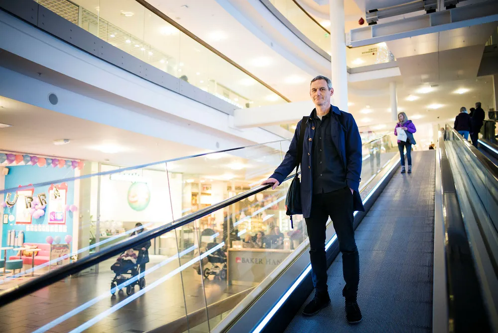 – Dette er skjult markedsføring. Når man har en side som fremstår som noe helt annet, men henger på en lenke for å fremme en helt annen nettside, er det forbudt etter markedsføringsloven, sier fagdirektør Jo Gjedrem i Forbrukerombudet. Her på Storo-senteret i Oslo. Foto: Gunnar Blöndal