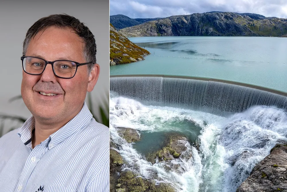 Overløp Midtbotnvatnet, magasinet der det nye kraftverket får inntaket. Og John Martin Mjånes, administrerande direktør SKL.