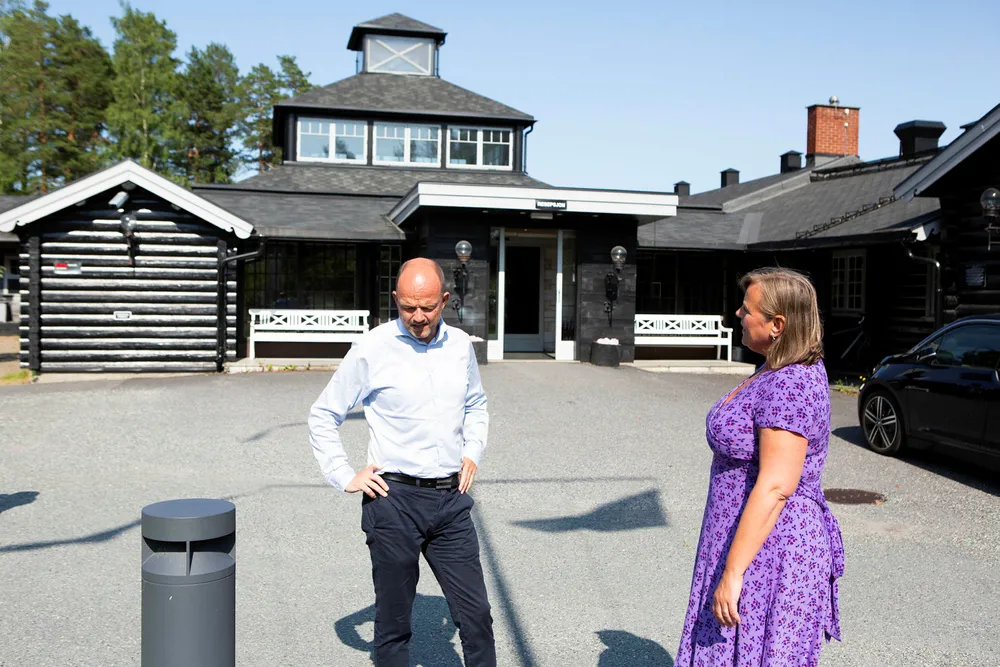 NHO-sjef Ole Erik Almlid, her på besøk på et hotell uten gjester i Asker, bør være forsiktig med å ønske seg for lav lønnsvekst, ifølge økonomer i Norges Bank.