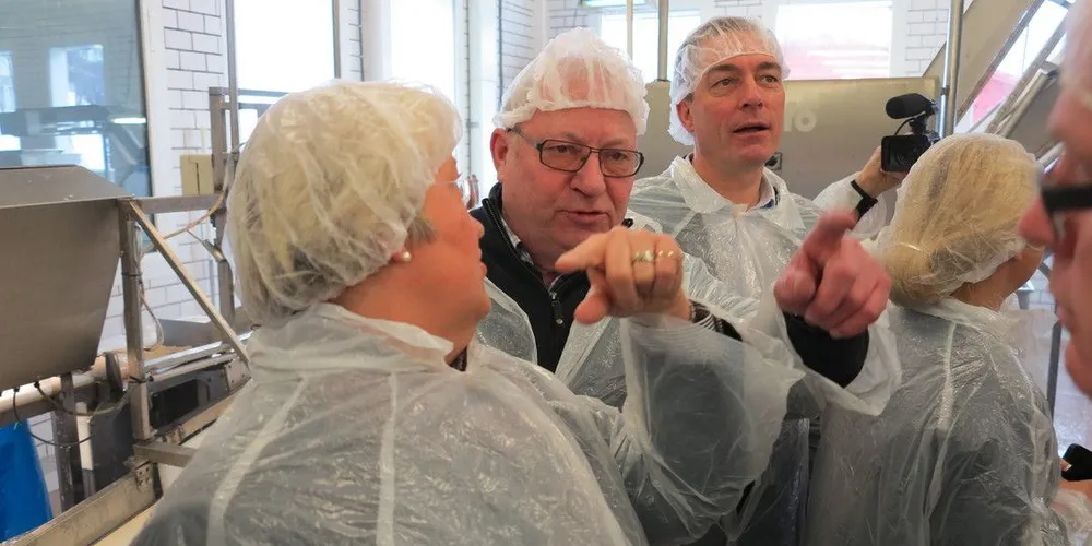 Både tidligere fiskeriminister Elisabeth Aspaker og sjømatindustrimeldingens saksordfører Frank Bakke Jensen (bakerst) må kanskje innse at et bredt politisk forlik kan være i det blå? Arkivfoto: Jørn Mikael Hagen