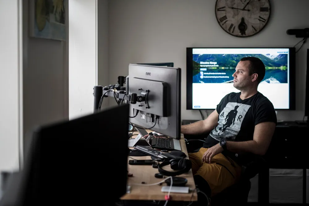 Ole-André Torjussen er eier av Bitcoins Norge AS. Her er han på kontoret i Stavanger sentrum.