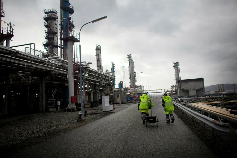 Det staten får ut av oljevirksomheten, er ikke begrenset til det oljeselskapene selv betaler, det som på departementalsk heter «statens netto kontantstrøm fra petroleumsvirksomheten». I tillegg kommer det ringvirkningene av oljevirksomheten har gitt av lønnsomhet og lønnsutvikling i fastlandsøkonomien, skriver artikkelforfatteren. Her fra Kårstø.