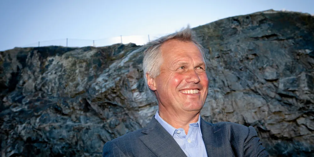 Gustav Witzoe's SalMar will absorb all assets, rights and obligations of NRS and NRS will be dissolved.