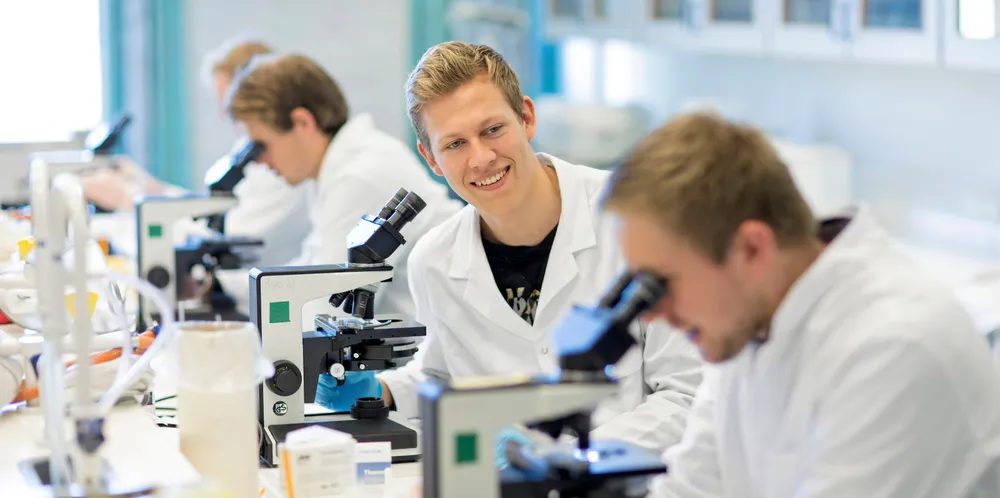 Gjennom prosjektet «Samarbeid om praksis i høyere utdanning» jobbes og forskes det nå for å utvikle praksis som studentaktiv læringsform. Bildet viser studenter på et av laboratoriene til Norges fiskerihøgskole.