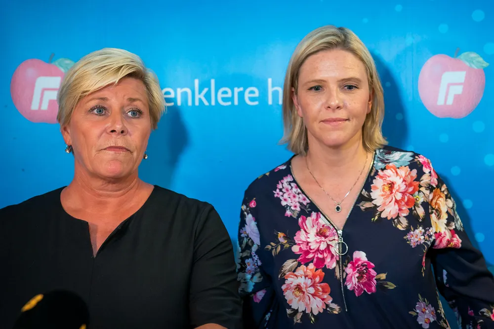 Frp-leder og finansminister Siv Jensen er godt fornøyd med at neste års utgifter til asylmottak ser ut til å bli 5,5 milliarder kroner lavere enn i toppåret 2016. Her sammen med nestleder i Frp og statsråd Sylvi Listhaug
