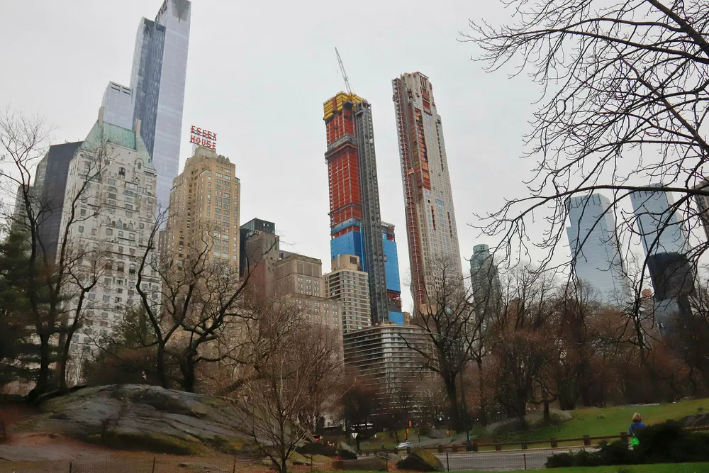 Eiendomsutvikler eiendomsutvikleren Simon Koster går fra å være blant utbyggerne i «Billionaires row», eller milliardærrekken ved Central Park i New York, til å utvikle bokollektiver.