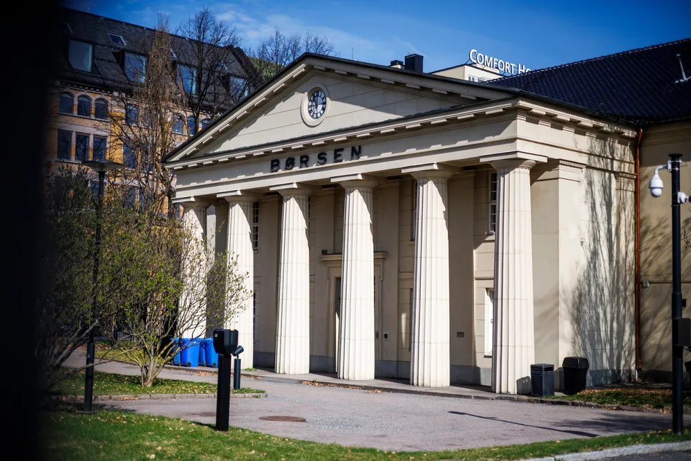 Solen skinner på investorene på Oslo Børs om dagen.