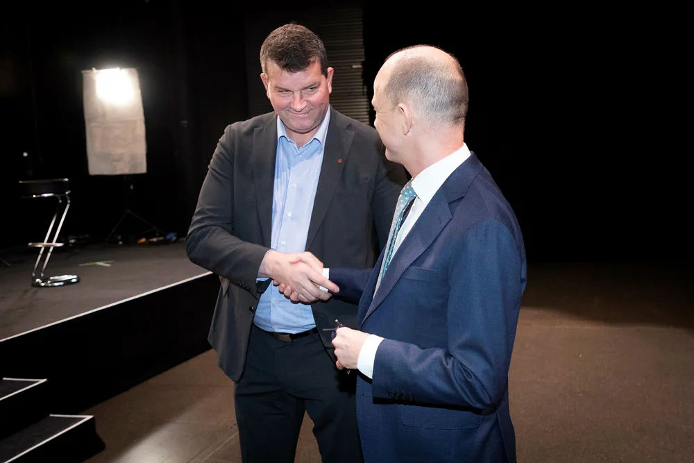 LO-leder Hans-Christian Gabrielsen (til venstre) og NHO-leder Ole Erik Almlid utveksler håndtrykk under NHOs årskonferanse. Nå er de på hver sin side av bordet hos riksmegleren.