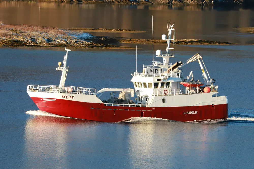 33 meter lange «Liaholm» fisker utenfor Averøy.